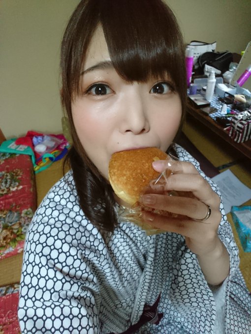 明日はアキバＭＩＳでサイン会イベントだわわわん🐶&hearts;！ 平日だけど遊びに来て下さい＼(^^)／  お写真は最近の撮影の～♪  おととい 私 唇とおでこと首筋 蚊に刺されて まだ膨らんでるなう https://t