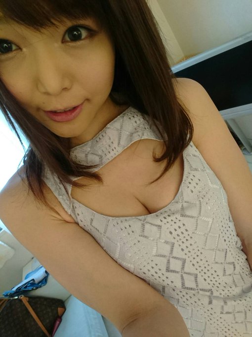 明日はアキバＭＩＳでサイン会イベントだわわわん🐶&hearts;！ 平日だけど遊びに来て下さい＼(^^)／  お写真は最近の撮影の～♪  おととい 私 唇とおでこと首筋 蚊に刺されて まだ膨らんでるなう https://t