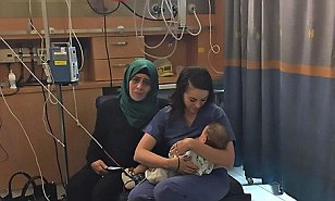 IsraelHatzolah's tweet photo. RESPECT: Jewish nurse won hearts around the world after she was pictured breastfeeding Palestinian boy whose mother was wounded in car crash https://t.co/Dhf4WaDUeM