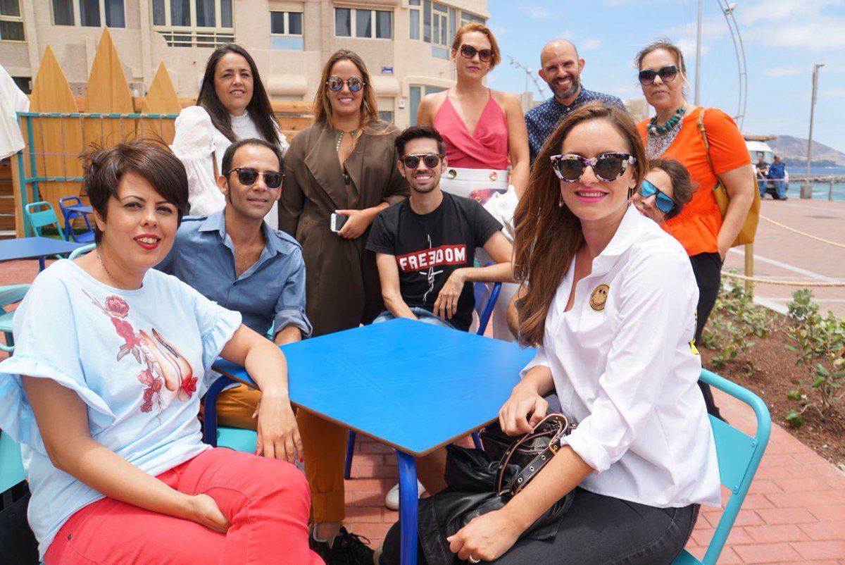 #EnDirecto La consejera del <a href="/GranCanariaCab/">Cabildo Gran Canaria</a> Minerva Alonso junto con diseñadores de <a href="/GranCanariaMC/">Gran Canaria Moda Cálida</a> en #TheBlock, en la playa de #LasCanteras