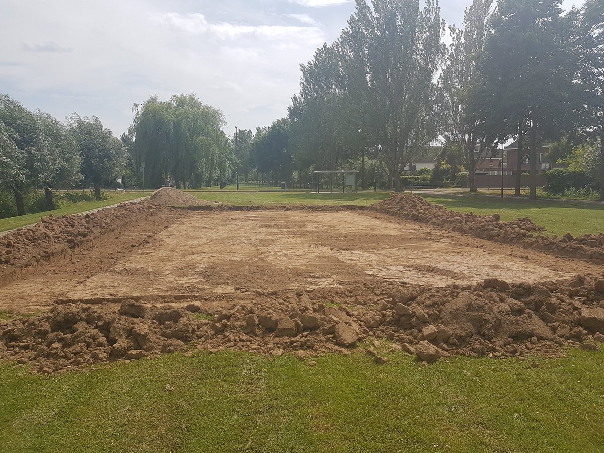 De aanleg van het kunstgras speelveld op de Breeakkers is begonnen!