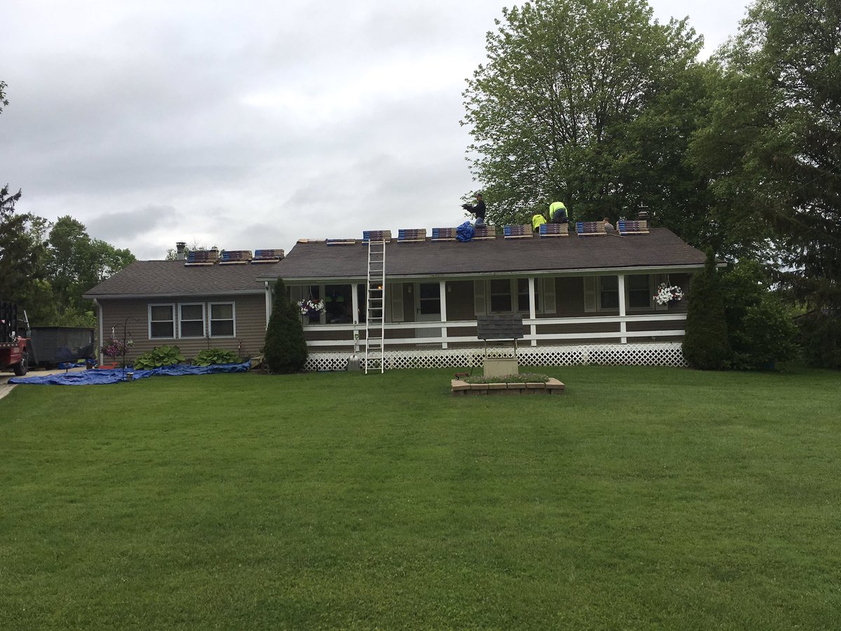 4SeasonsChardon's tweet photo. Day 1
@CertainTeedRoof @willoughbysup @Tnewhart31
#integrityroofsystem #surestartplus #shinglemasters #roofing #roofsfortheredwhite&blue https://t.co/EhEhY9nmjm