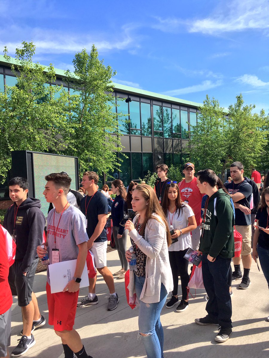 sacredheartuniv's tweet photo. #Orientation2017 round two! Welcome #ClassOf2021!

#WeAreSHU https://t.co/oMSLaJTnrI