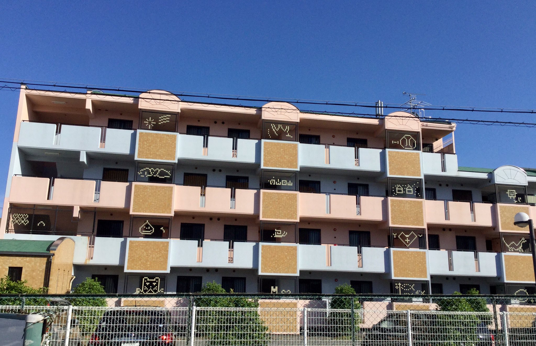 ものり Monoli ドット絵なマンションを見つけてしまった 住んでる人が自由にアレンジできたりするのかな T Co Kncfjgzdda Twitter