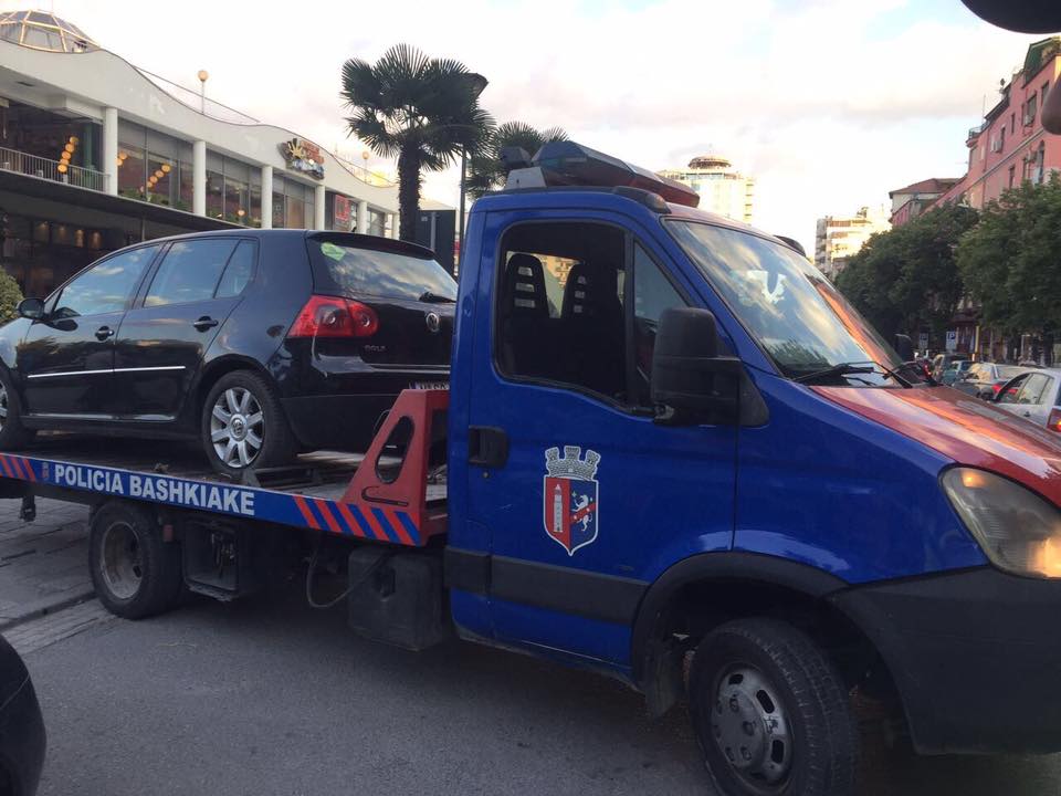 policia_bashkia's tweet photo. Shërbimet e Policisë Bashkiake duke marrq masa për lirimin e trotuarit https://t.co/hS2QTRrWue