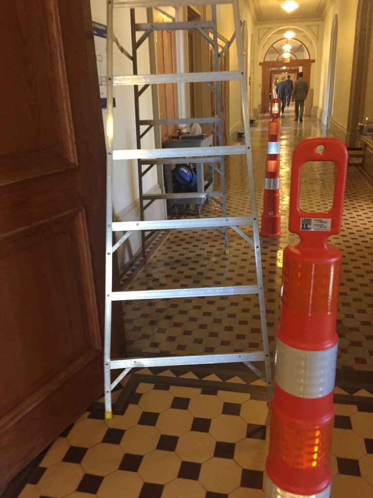 fbonnardelCAQ's tweet photo. Des entraves à la circulation même à l'#assnat...😉 #conesoranges #circulation #Quebec #mtq https://t.co/2VaMaG1dD4