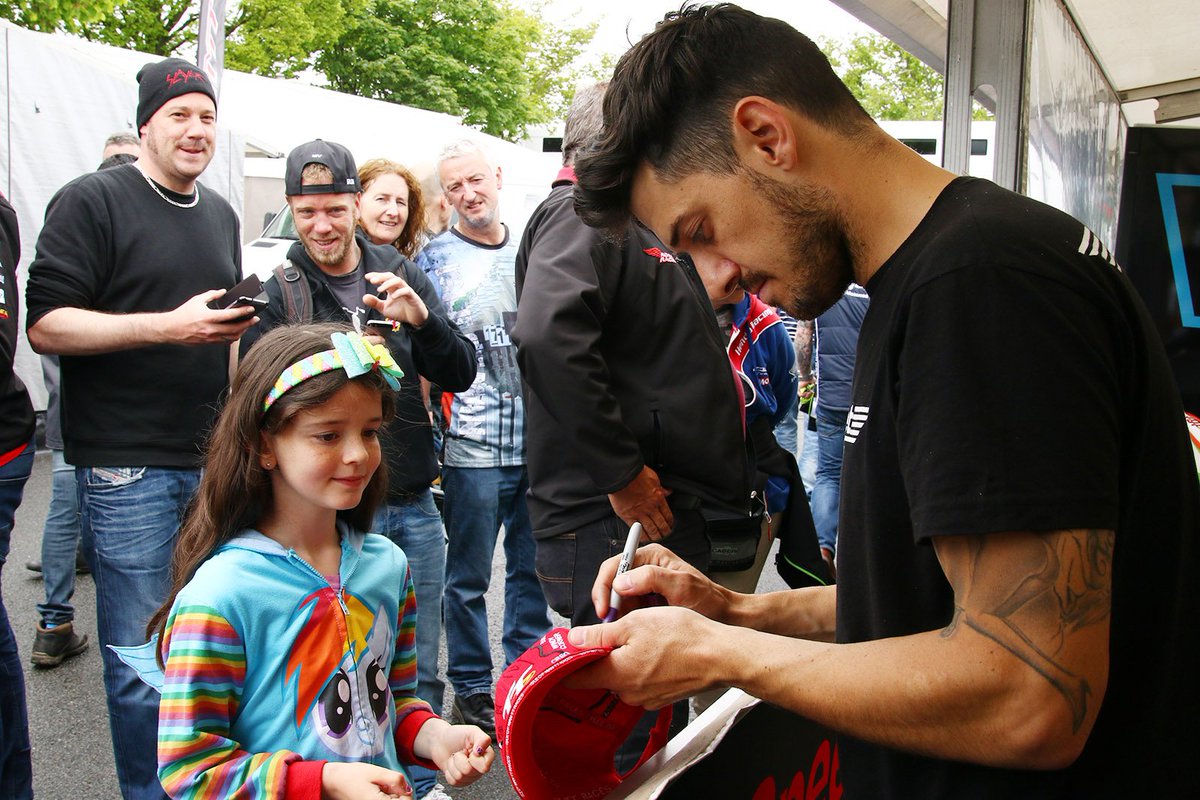 Jimbohillier37's tweet photo. Signing autographs in the paddock whilst we're rained off for the day! #IoMTT @JGSpeedfitKawa @JGSpeedfit https://t.co/Bcw0Sk7B31