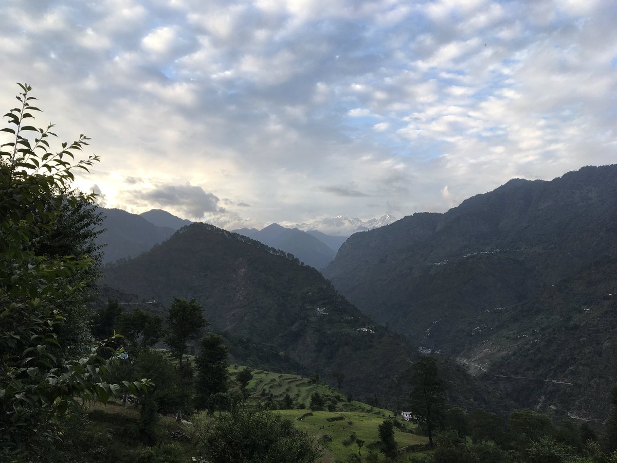 VinayShroff's tweet photo. Simply majestic #HimalyanRange from #GuptKashi https://t.co/qDmtSm32ka