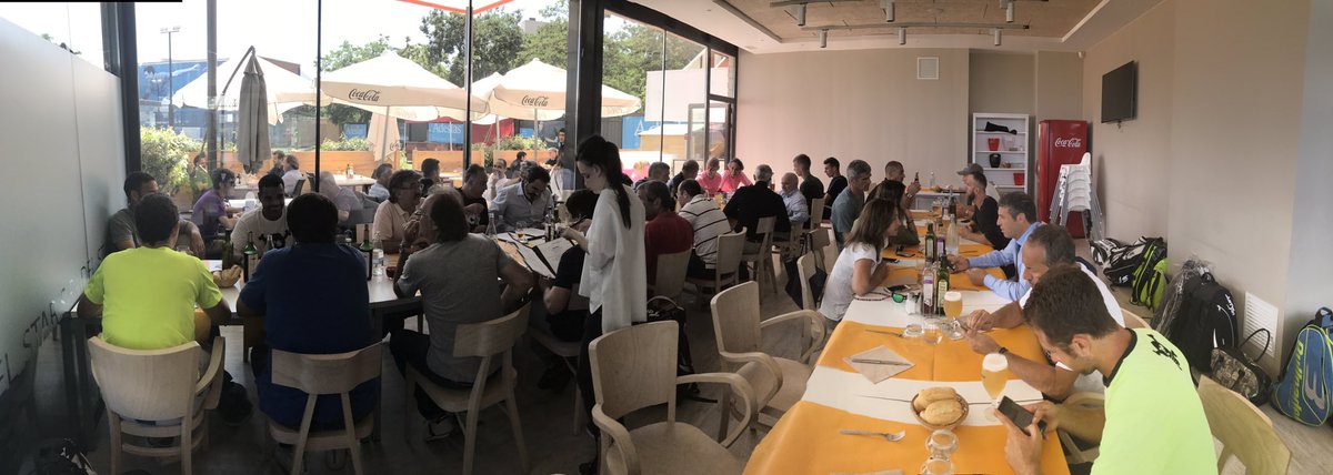 padel20's tweet photo. Una vez terminado el Torneo de #Pádel @RelatsSolidaris toca recuperar fuerzas en el restaurante de @starspadel https://t.co/BFd7i4DZs8