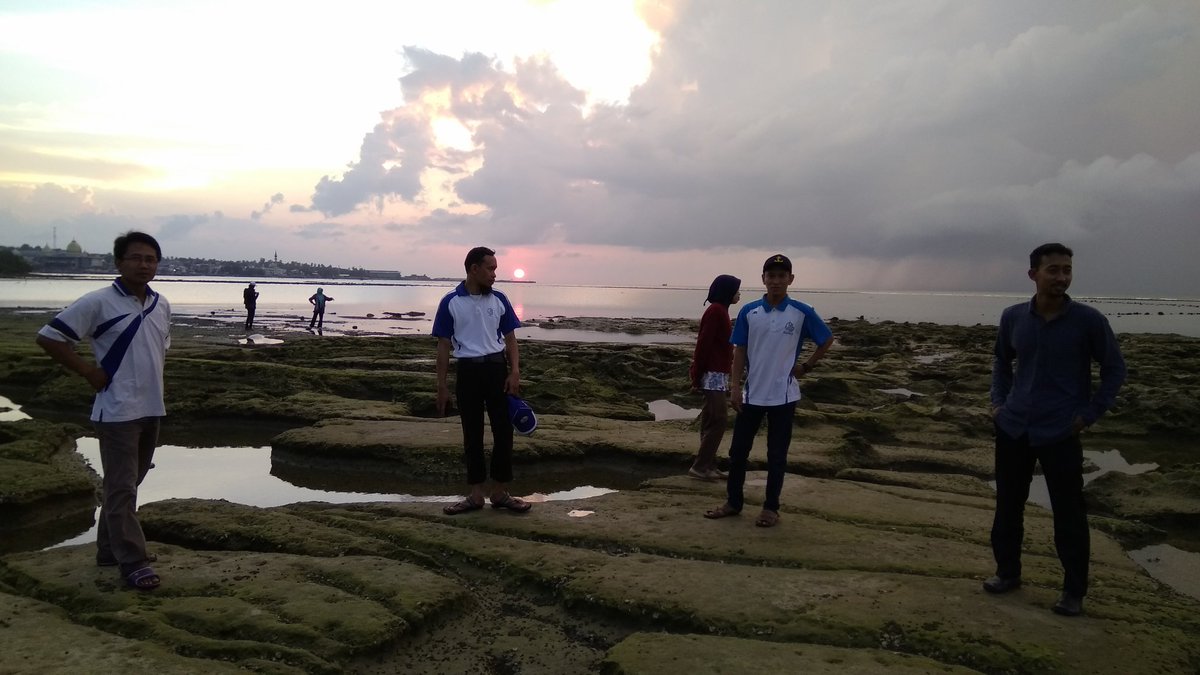 fkppb_jatim's tweet photo. @susipudjiastuti  @brsdm_kp @dpp_ipkani @fkppbi 
Luangkan waktu bersih² pantai menunggu sunset...
#worldoceansday
#lindungilautdariplastik https://t.co/QZKjRV7LuK