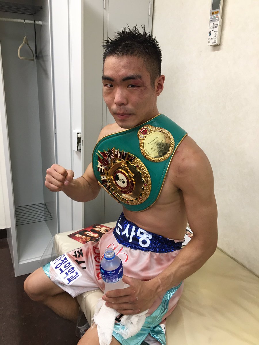 ボクシング マガジン 毎月15日発売 On Twitter 東洋太平洋 フェザー級戦は衝撃の結末 8回の公開採点で3 5ポイントのリードを奪っていた王者 竹中良 三迫 が 10回2度ダウンでタオル投入のko負け 目尻 唇の出血もひどく 力尽きた 粘り勝ったノ