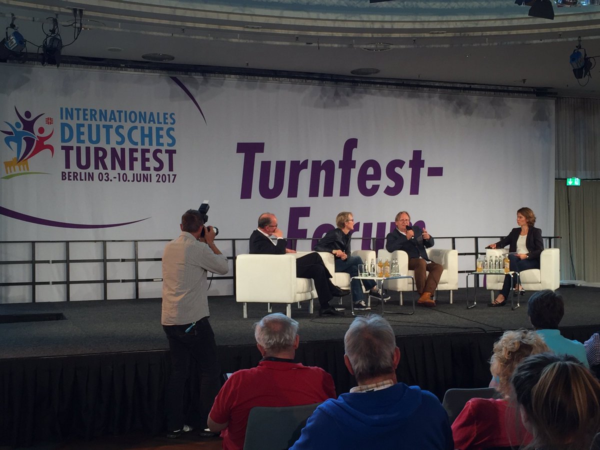 ClaudiaZinke's tweet photo. #turnfest2017 #GesundheitundBewegung -"Auf die Breite kommt es an..." - Netzwerke bilden - #einfachMachen sagt #Grönemeyer @PresseTurnfest https://t.co/ikuyyIHvM9
