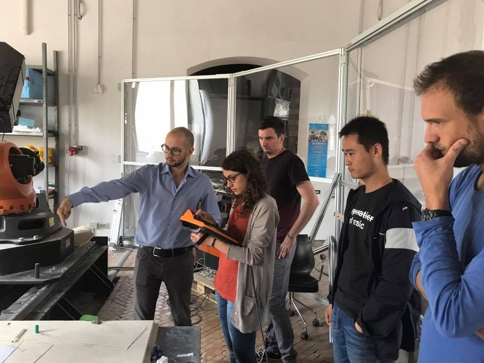 DreamFablab's tweet photo. [DREAM Academy] I nostri studenti sperimentano l'utilizzo dei bracci antropomorfi @KUKA_RoboticsEN durante la lezione di #Mechatronics. https://t.co/cOYudtzLIY
