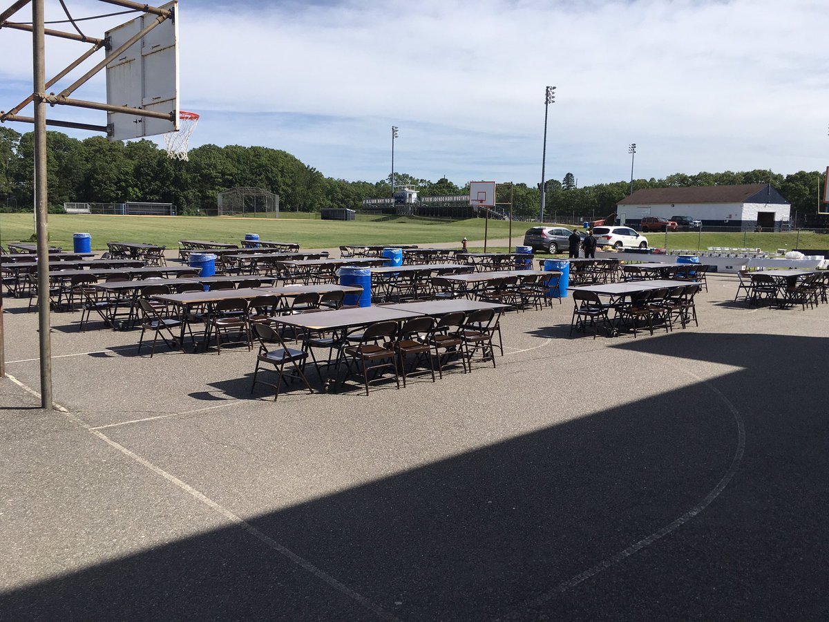 MrElsesser's tweet photo. A B-E-A-U-TIFUL Day for a #HSWBulls #SeniorBBQ! Enjoy @shsw_17! #classof2017 Thank you Mema's for   Providing the food! https://t.co/yFjdq8oQyW