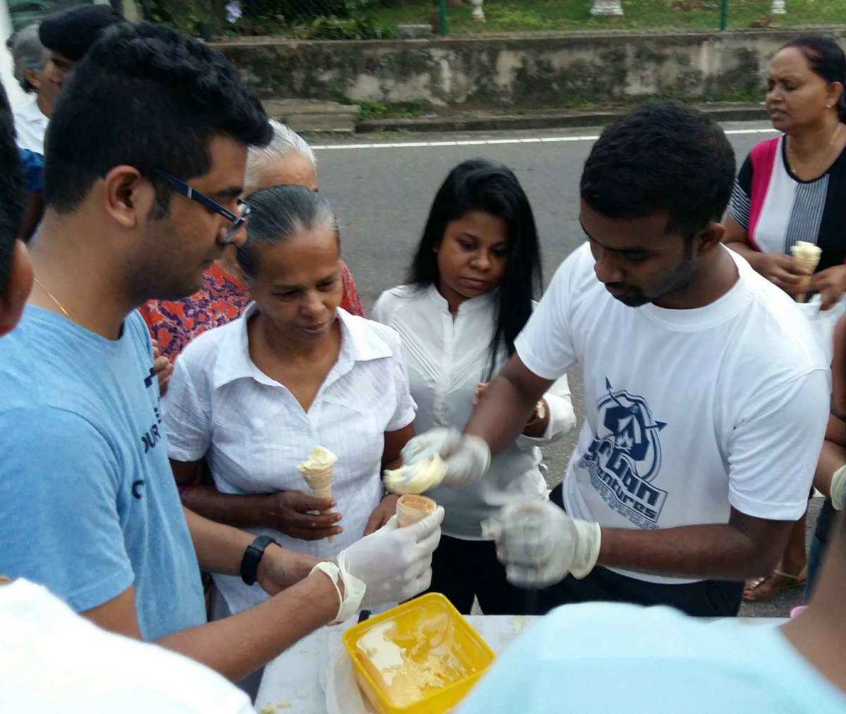 MGC_leos's tweet photo. First project for the year 2017-18 Ice cream Dansal was held at @ Leo De Alwis premises. #MGCleos #leosof306C2 #LEOSROAR #Poson #SriLanka https://t.co/BTMWXQtka4