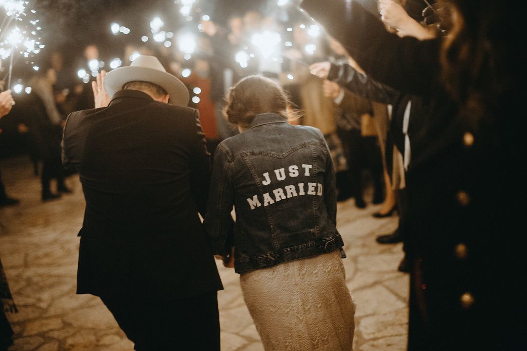 JunebugWeddings's tweet photo. This bride’s ‘just married’ jean jacket is our new favorite thing → https://t.co/en9mAD5AzP Image by You Are My True https://t.co/LOzcqPcVgC