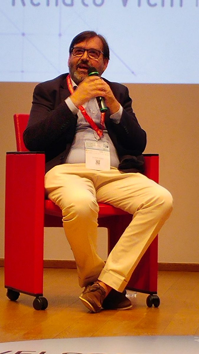 FerpiLaz's tweet photo. I canali che costruiscono la reputazione sono l'esperienza diretta dell'utente e gli #ownmedia  @PVercellone al  #forumcom17 https://t.co/DehEDsiCLl