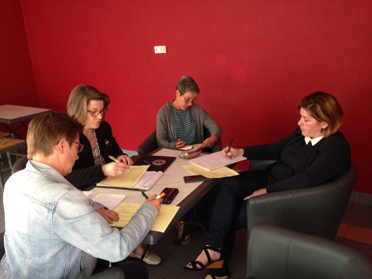 IfrebBZH's tweet photo. Nous formons les futurs animateurs de #formation #syndicale des réseaux @CfdtBretagne et @CFDTPaysLoire, en partenariat avec l'#arefor https://t.co/3O9Jcpi35k