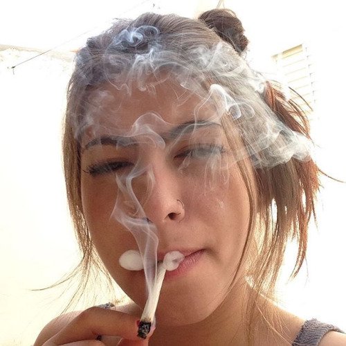 Madrugadao____'s tweet photo. "Mulher q fuma é feio" https://t.co/ERDqZYOttc