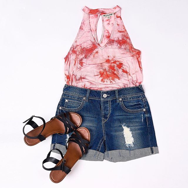 This outfit is TIE dye for 😎😂😍💕 😎😂😍💕#WallFlowerJeans #SummerReady⠀⠀
#CurrentlyWearing