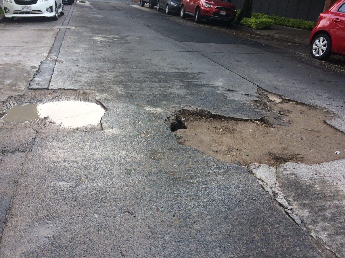 chiolasso's tweet photo. Son una vergüenza las calles! Seguimos sin solución en Nicolás San Juan entre Xola y La Morena @supercivicosmx @DelegacionBJ @GobCDMX https://t.co/Rsk7Z8qY2s