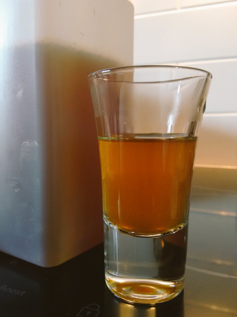 Siankärsämöuutetta juhannusolutta varten. Voi hyvä tavaton, miten katkeraa! Ilmankos tätä on joskus humalaan sijaan käytetty.