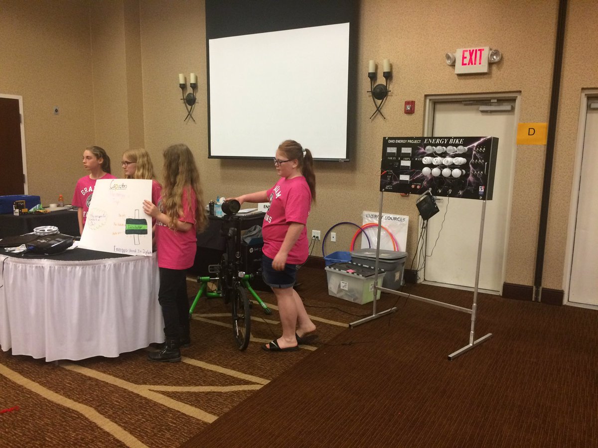 NickGuidera20's tweet photo. @GrahamMidSchool Energy team practicing their presentation on capacitors with the AEGIS campers. #MyOhioClassroom #makeSTEM https://t.co/pLVopHJeTS