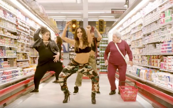 É muito empoderamento, Braseeel! Vem conhecer as dançarinas plus size da <a href="/Anitta/">Anitta</a> que estão roubando a cena 😍 goo.gl/tEXU8z 👏👏👏