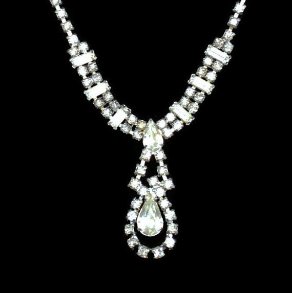 heidi_galati's tweet photo. https://t.co/LEMBLnMkxg #rhinestonenecklace #promnecklace #promjewelry #bridalnecklace #bridaljewelry #vintagebride #shopnow #giftforher https://t.co/LlEq5vjWuj
