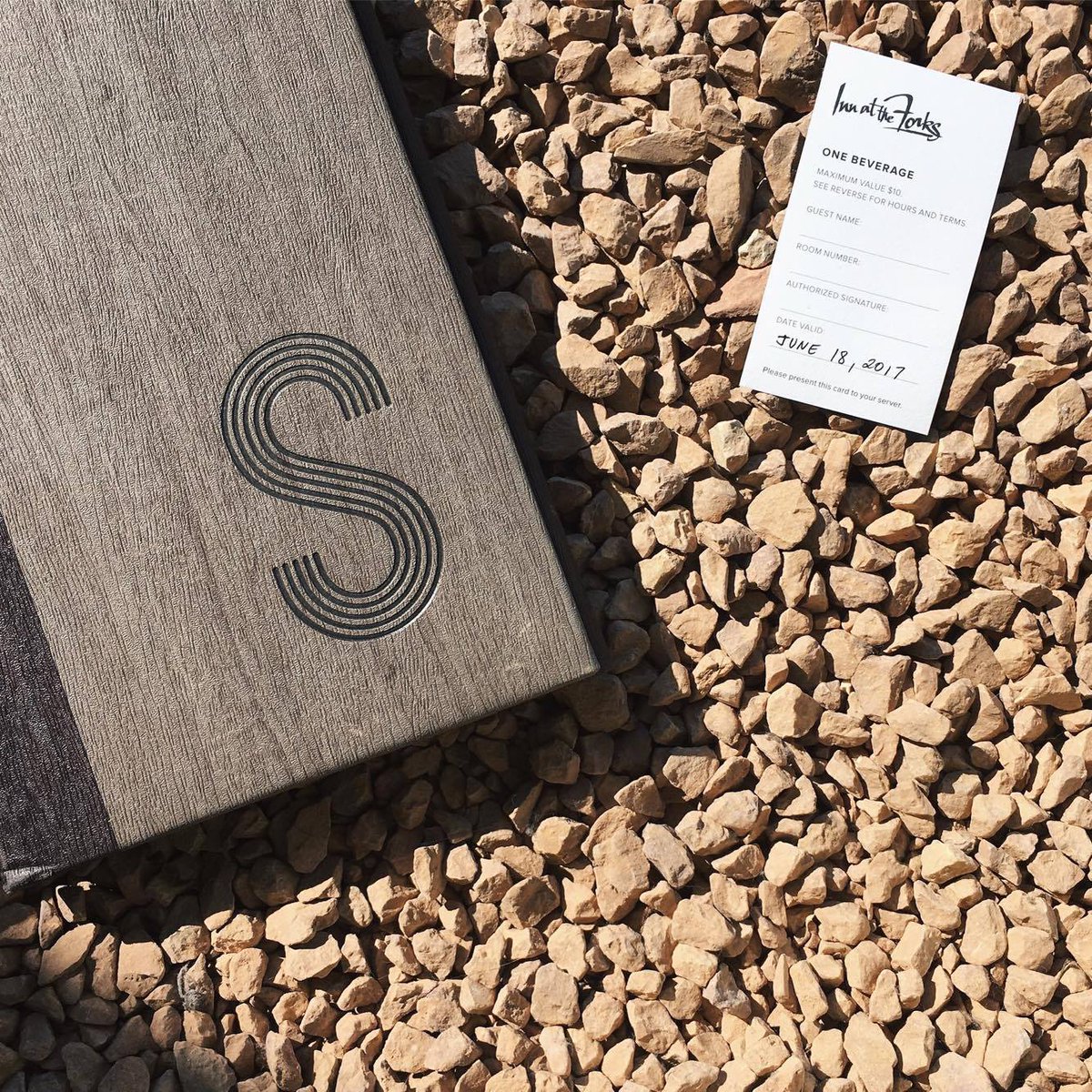 Book our June special treatment for Dad on #FathersDay &amp; he'll receive a comp. beverage from <a href="/smithwinnipeg/">SMITH Restaurant</a> 👨🏻. ow.ly/DUM130cqEUx