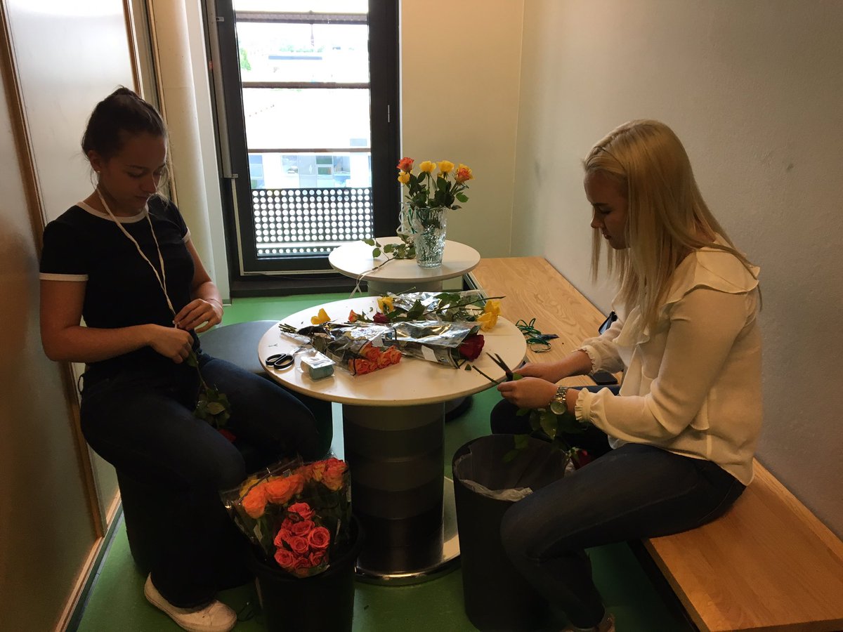 kollegerna's tweet photo. Fix inför student. Tur att vi har ettorna till hjälp :) #vng #student17 https://t.co/XtOM7Jzvq1