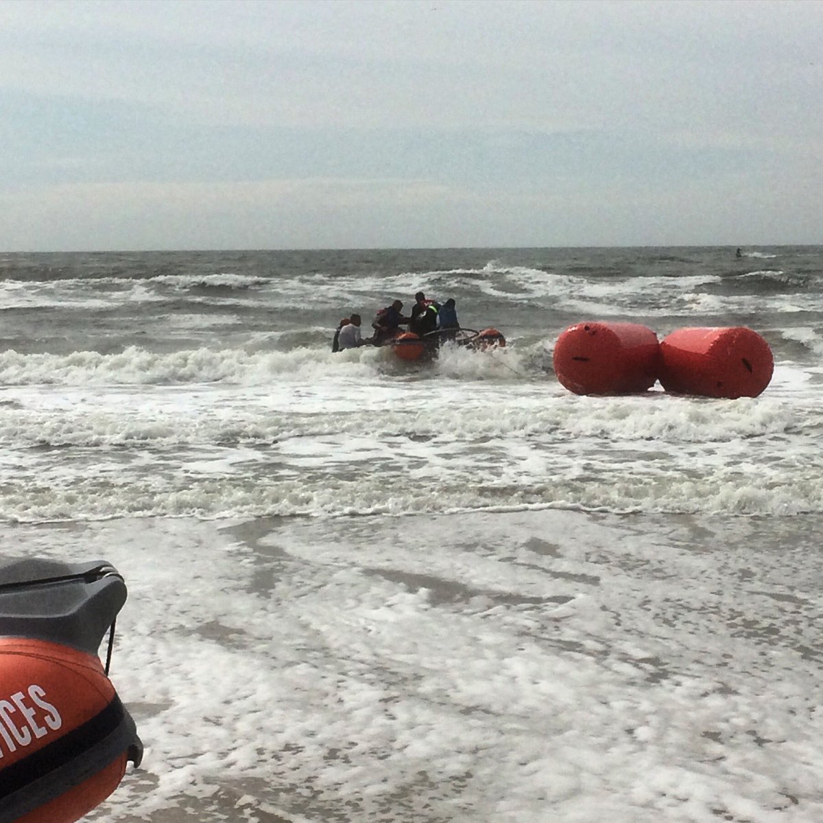 De boeien gaan naar buiten om de baan uit te leggen, we gaan bijna starten met de #toplenzen #texeldutchopen