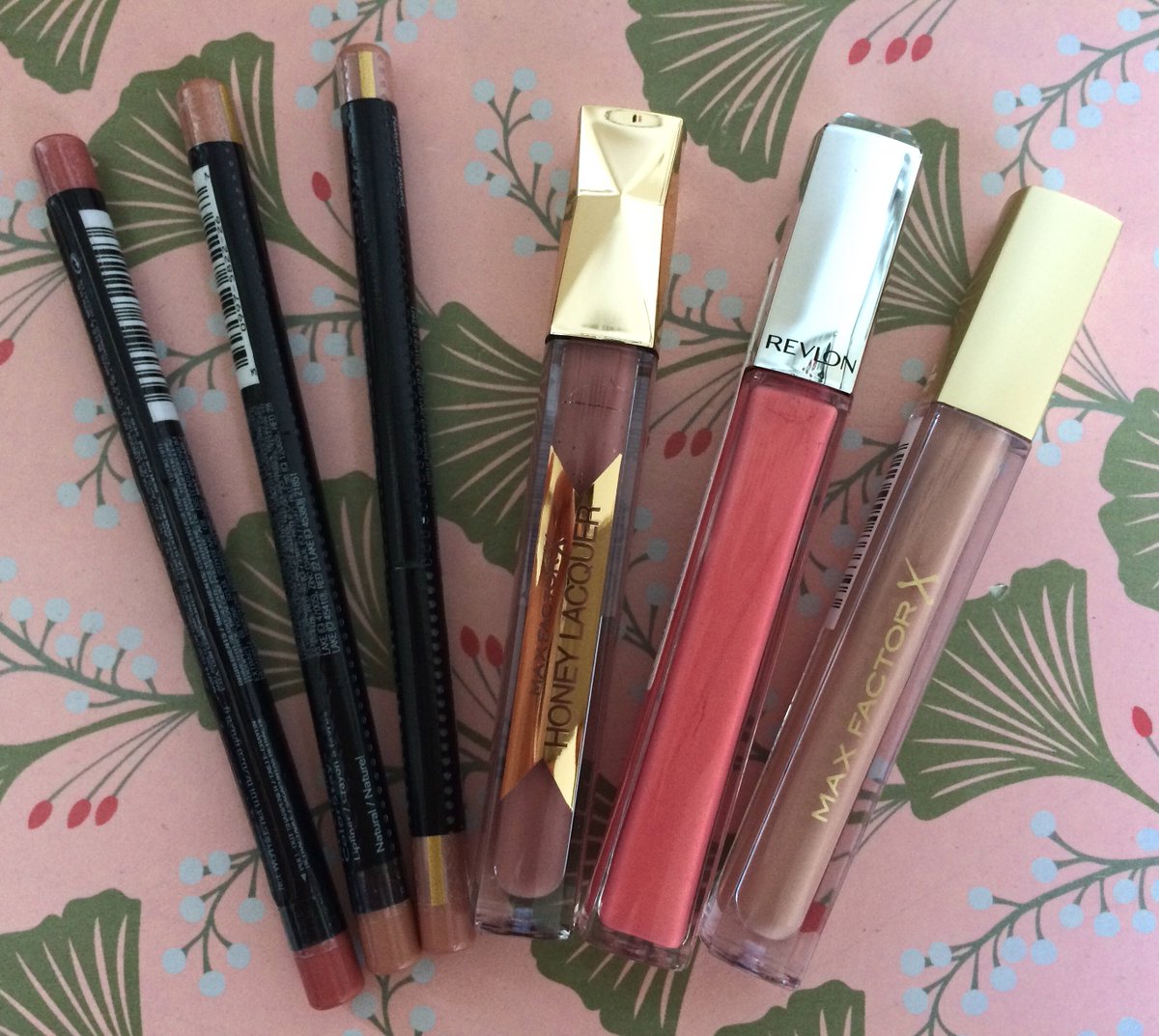 New glosses and lip-pencils in pink / nude shades - perfect for summer.