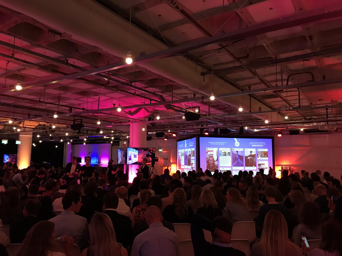 De zaal zit ramvol. We trappen af met #debestesocial Awards - Business. 💜 Check de livestream op Facebook: bit.ly/2sGAzHi