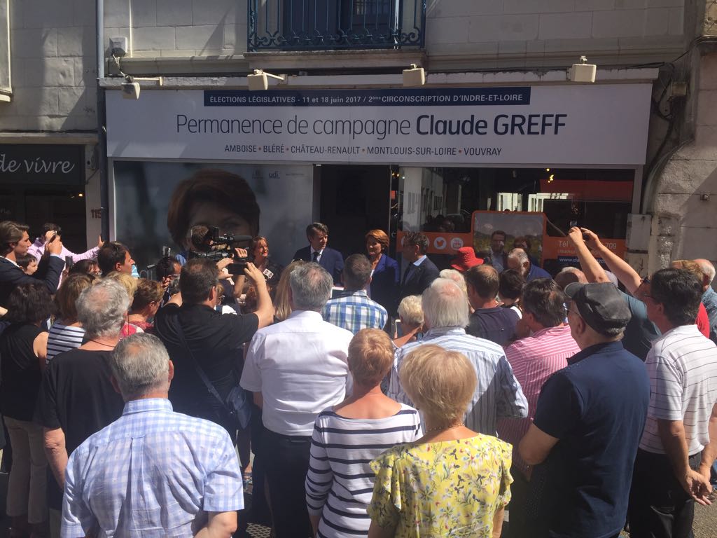francoisbaroin's tweet photo. Rencontre militante à #Amboise et visite de la coopérative d'artisans Triangle 7 aux côtés de @ClaudeGreff. #MajoritépourlaFrance https://t.co/MDPVE9ZjRL