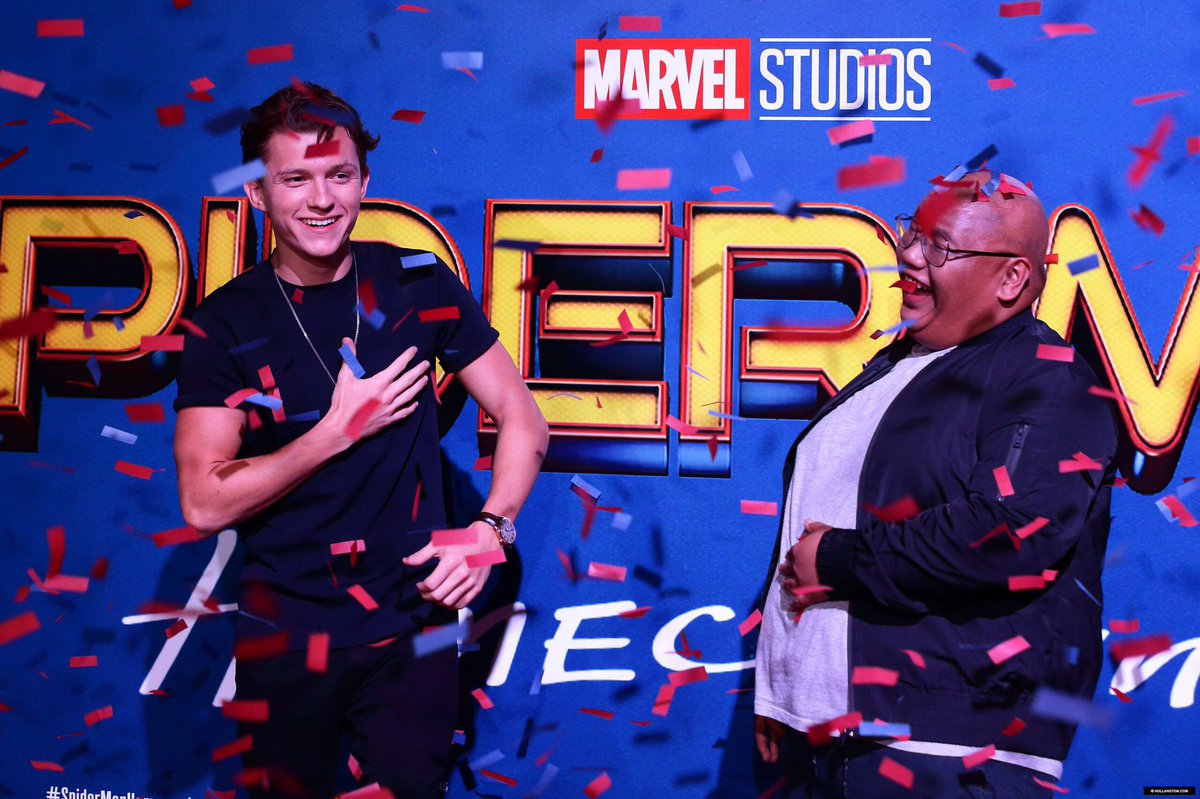 ProjetoTeioso's tweet photo. Novas imagens de Tom Holland no red carpet do evento de #SpiderManHomecoming em Singapura com Jacob Batalon. https://t.co/erw8vylphp