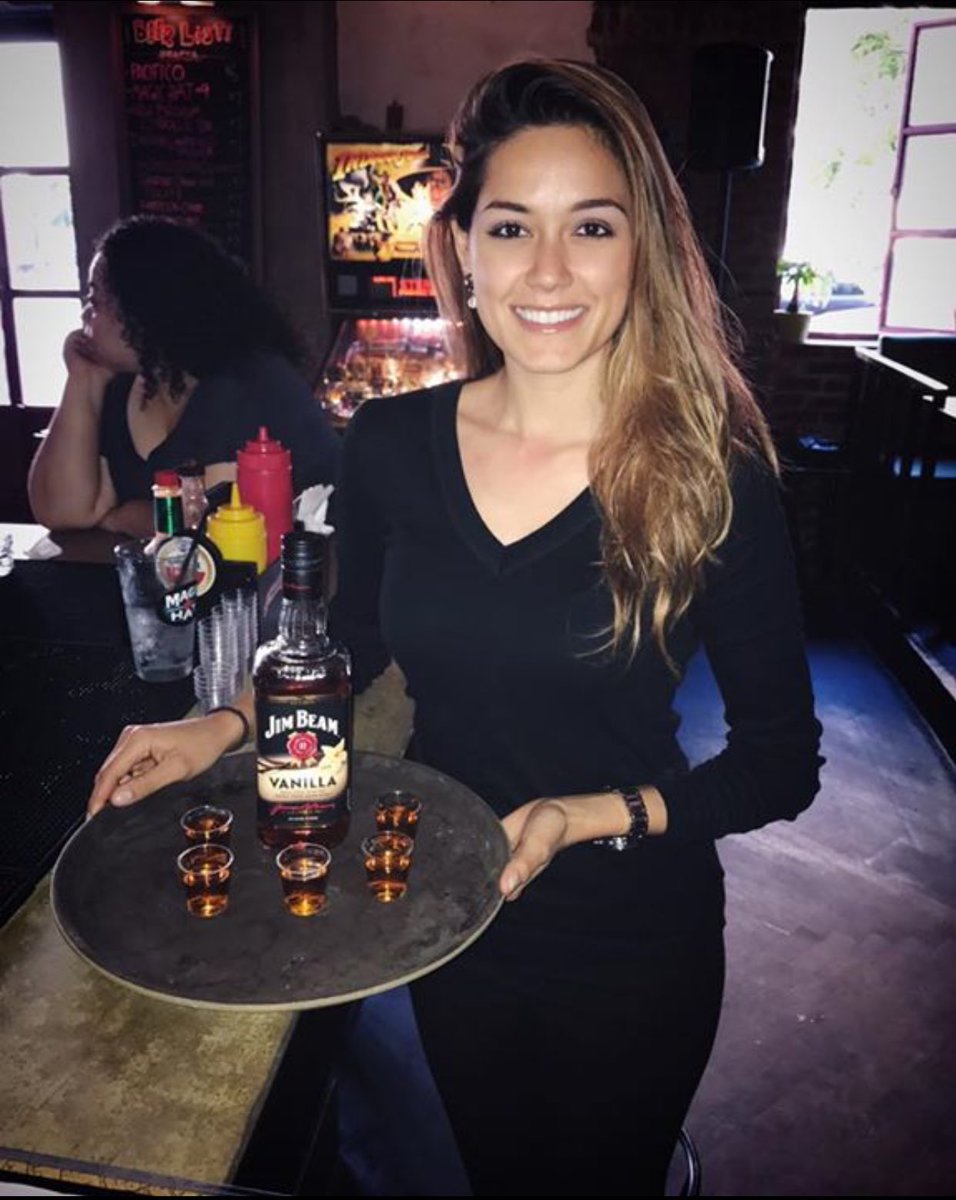 HartAgency's tweet photo. #hartmodel Celestine serving up @jimbeamofficial #jimbeamvanilla at @dromedary_bar π₯ #hartagency #promomodel #jimbeam #beamsuntory https://t.co/GNQj9sICQ1