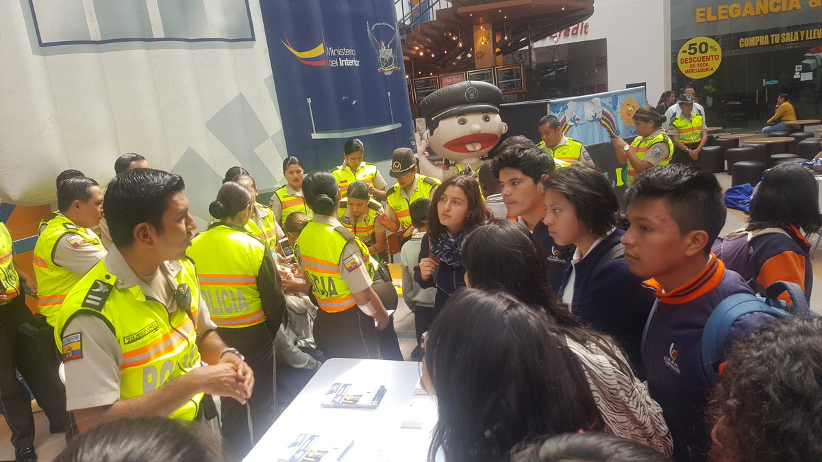 PoliciaEcuador's tweet photo. Comunidad presente en @QuicentroSur a conocer servicios que prestan nuestras unidades policiales en casa abierta #QuitumbeSinViolencia https://t.co/HtXgQt76Y0