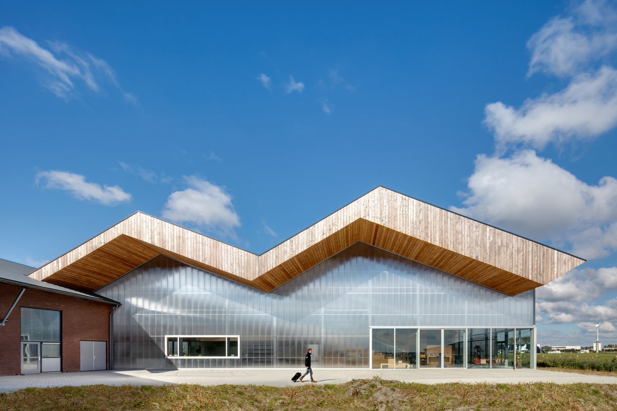 architectenweb's tweet image. Opvallend entreegebouw voor Dairy Campus Leeuwarden: architectenweb.nl/n40974 @arcadisnl