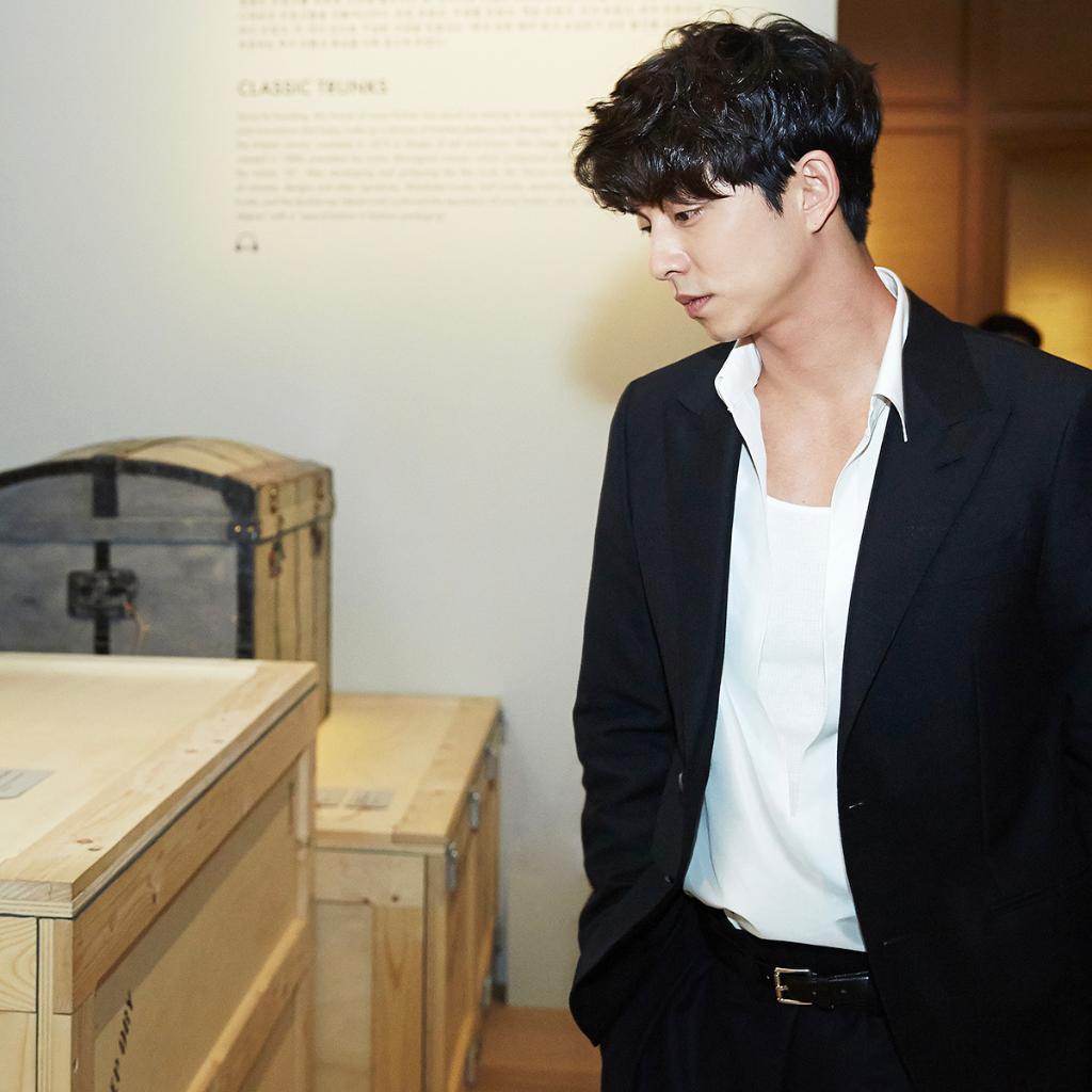 Gong Yoo is Mysteriously Handsome in an All-Black Louis Vuitton Outfit  During a Press Preview