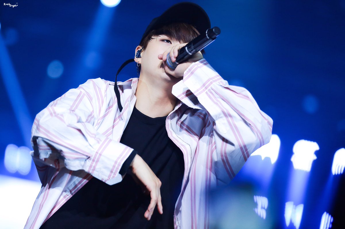 rocksugar0309's tweet photo. 170507 MANILA HD  #방탄소년단 #윤기 #슈가 #SUGA  SWAG~ https://t.co/PEWa2aaSaL