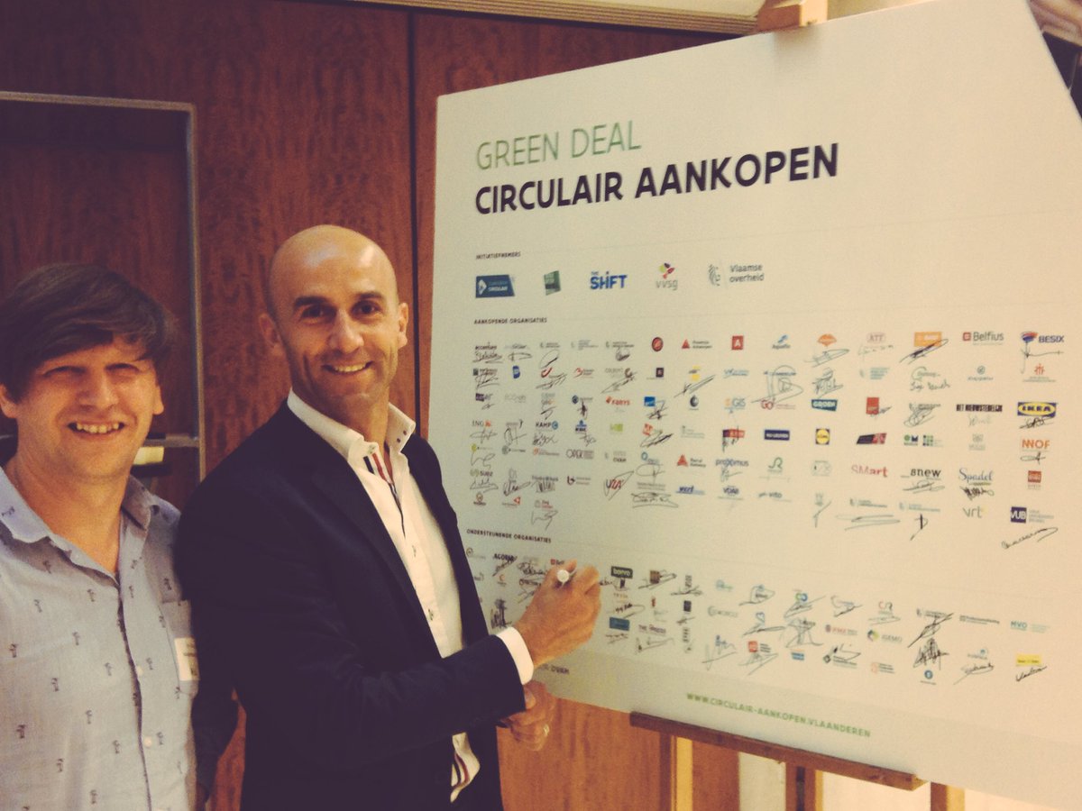 Sven_De_Groote's tweet photo. @vandenbroele ondertekent vandaag mee de Green Deal rond circulair aankopen @CirculFlanders #Greendeal #circulairaankopen https://t.co/aA1huqximk