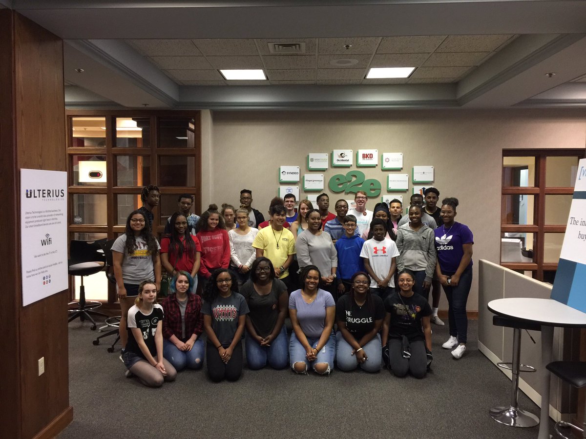 Yesterday with <a href="/CMLCOLLECTIVE/">CML Collective</a> designing their decade! Powerful session! #campdestinationinnovation #futurepreneurs #youngbosses