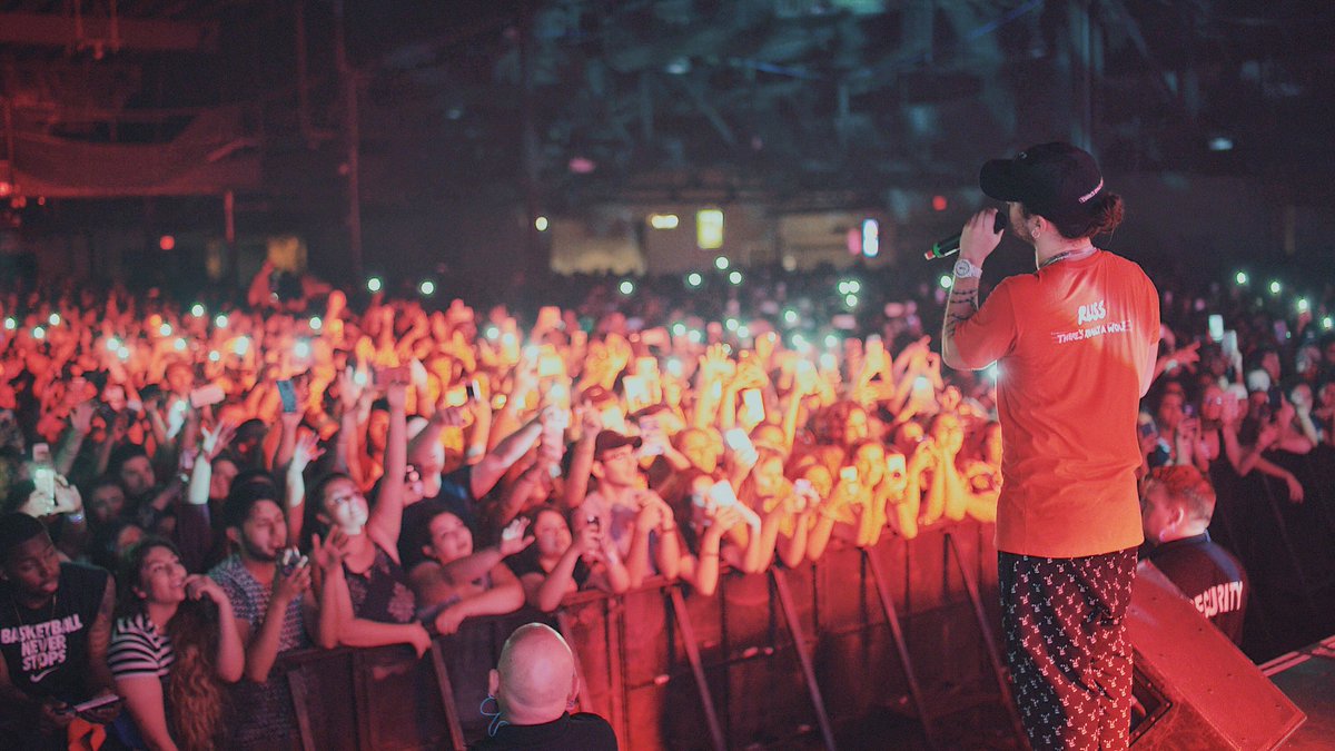 russdiemon's tweet photo. DALLAS. 4K SOLD OUT. #TheWakeUpTour

📷: @edgarestevess https://t.co/anx3Axw0WX