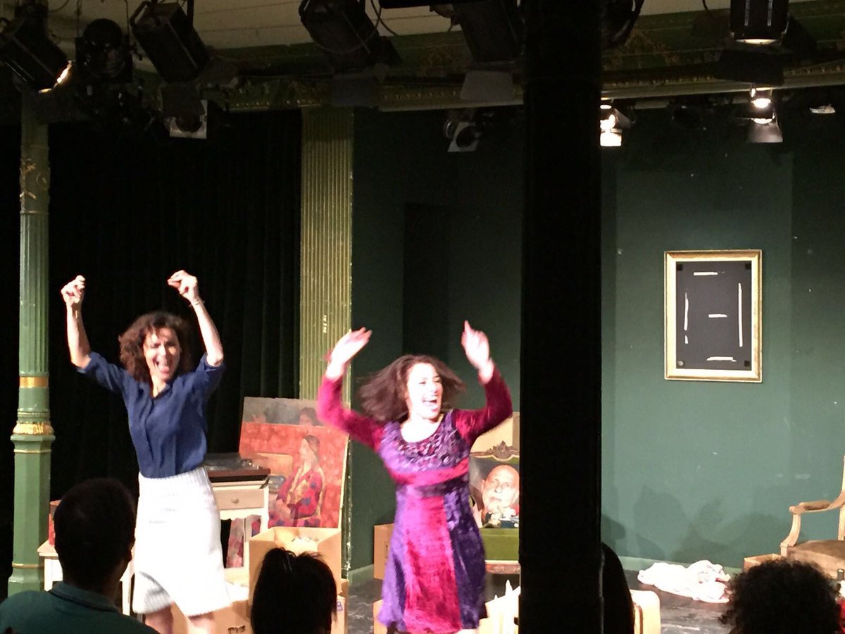 ImanVelasco's tweet photo. Así terminamos la función #Hayquedeshacerlacasa #DándoloTodo #Martes27Más #Imperdible #4últimasfunciones @teatrolara #TeEperamos https://t.co/O6XZazZQAe