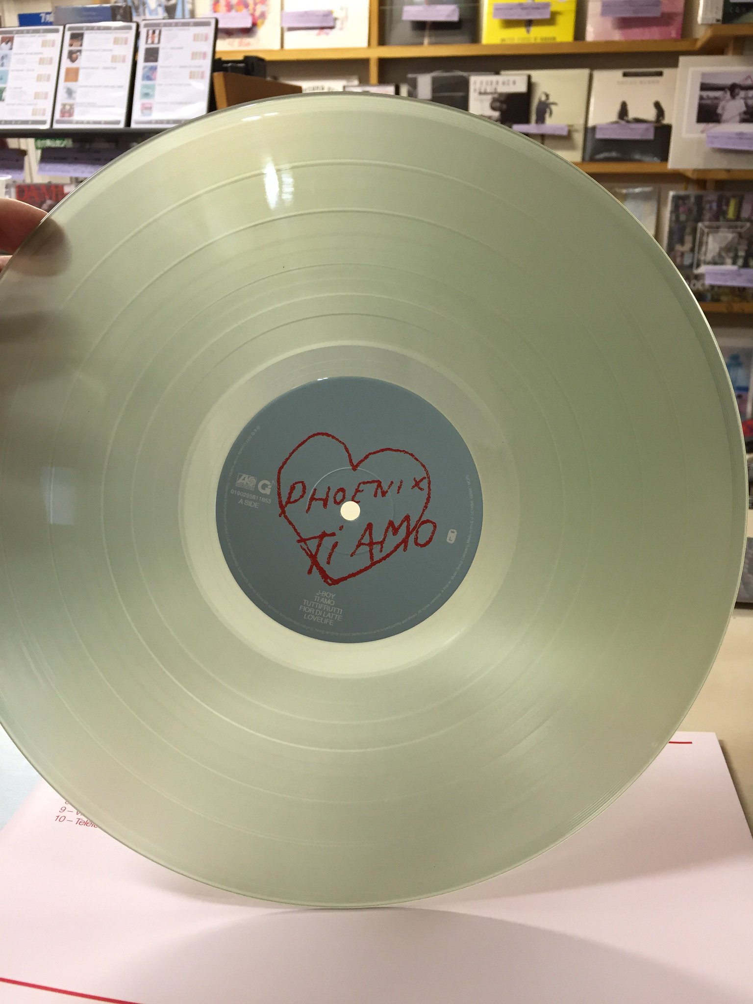 ট ইট র レコード屋 みんな大好き Phoenixの新作 Ti Amo のアナログ遂に到着 盤はこのクリア何色 でジャケが2層式 クリアケースに印刷 金かかってる Phoenixは過去作のアナログもいろいろあるのであわせてどうぞ T Co Znslpthp0b T ট ইট র レコード屋 みんな大好き Phoenixの新作 Ti Amo のアナログ遂に到着 盤はこのクリア何色 でジャケが2層式 クリアケースに印刷 金かかってる Phoenixは過去作のアナログもいろいろあるのであわせてどうぞ T Co Znslpthp0b T