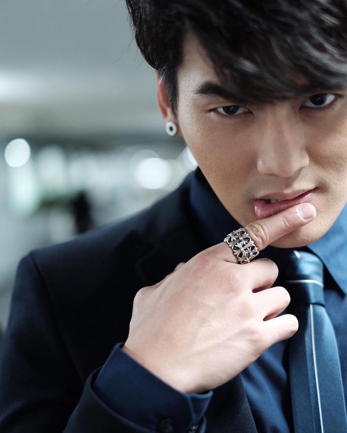 จากไอจี ฮั่น <a href="/Hunz_IPH/">Hunz IPH</a>...Closer :") สายตาพิฆาต คุณแทน จาก #แพ้ทาง #BangkokRakStories #GMMBRAVO #Hunz  cr.pic. buffble