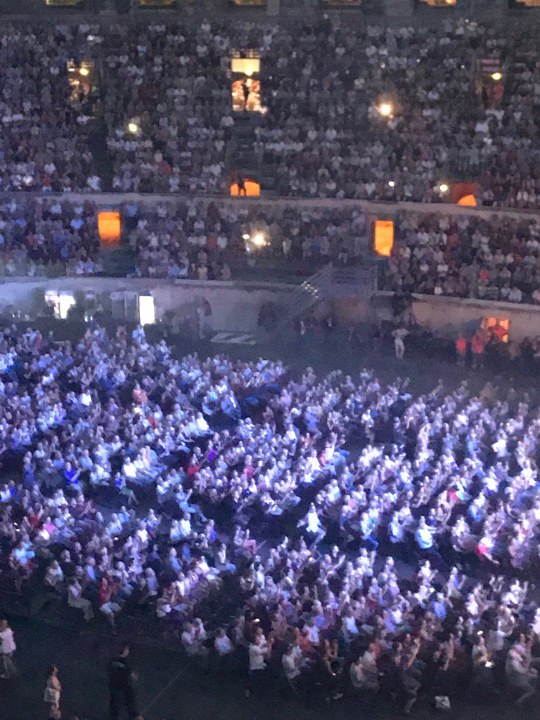 Loucantoudolt's tweet photo. SUPER CONCERT vieilles canailles#Nimes #Jacques Dutronc# Johnny Hallyday # Eddy Mitchell https://t.co/kd58yEX3Pw