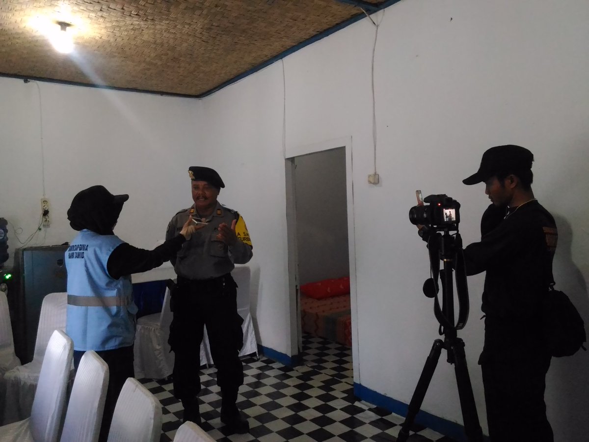 iqlimawati's tweet photo. Team reportase dari SSG DT nih. untuk menyajikan berita yg akurat, tentunya dengan narasumber yang kompeten di bidangnya. #khidmatmudik2017 https://t.co/tD89XsnYm1