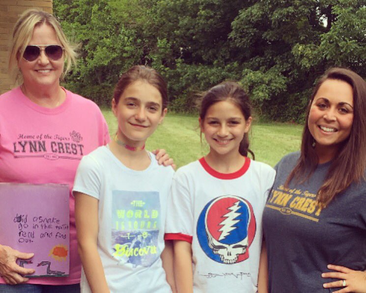 LynnCrest1AM's tweet photo. A surprise visit from former students!!!! Thanks for coming girls! We miss you!!! #firstgraderocks #now7thgraders https://t.co/WnIeKhBp4L